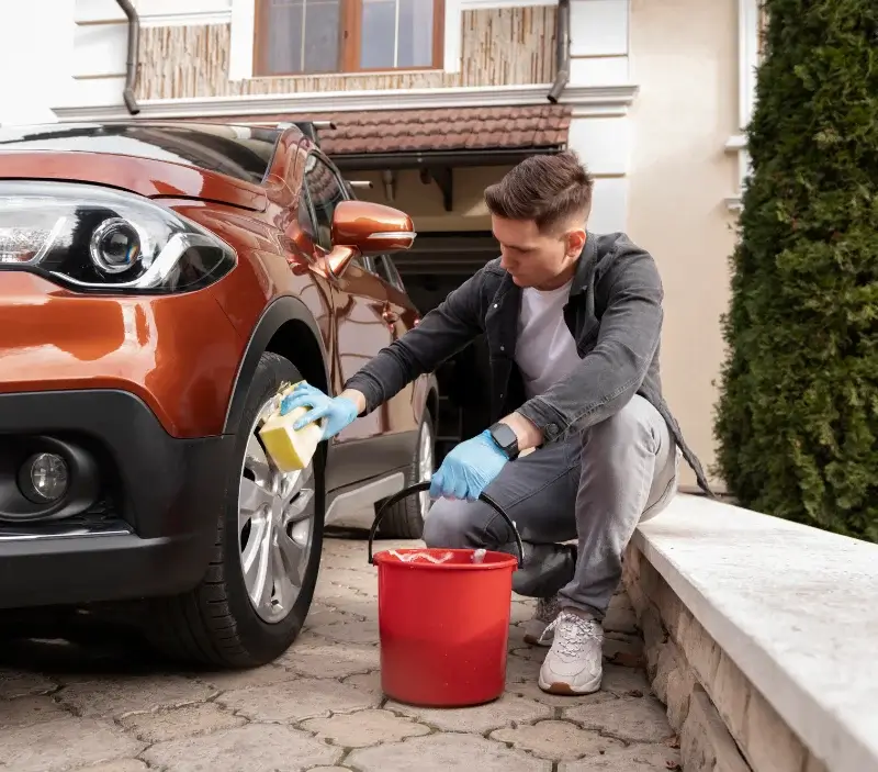 Lavage auto à domicile Clécy : professionnel intervenant sur un véhicule